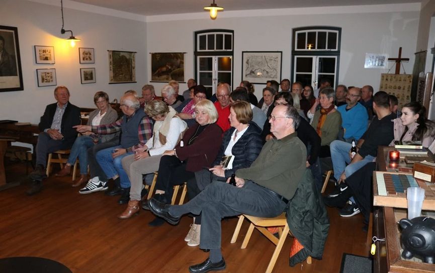 Gebannt lauschten die Zuhörer der Krimigeschichte von Axel Roschen. Foto: eb