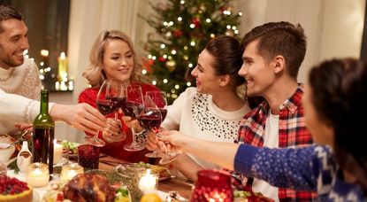 Am Jahresende ist sie ein Highlight - die alljährliche Weihnachtsfeier. Ob mit Kollegen, Freunden oder Familie, mit ein paar Tipps wird sie für Erinnerungen sorgen.  Foto: Fotolia/Syda Productions