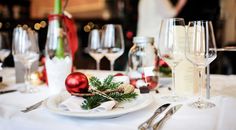 Eine festlich gedeckte und dekorierte Tafel erwartet die Gäste einer Weihnachtsfeier in den Restaurants. Diese sind beliebte Ausflugsorte vor Weihnachten.  Foto: Fotolia/ilfotokunst