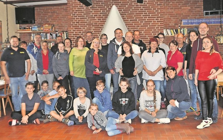 40 Mitglieder der DLRG Ortsgruppe Lilienthal genossen bei traumhaftem Wetter die Zeit in Hohenfelde.  Foto: eb