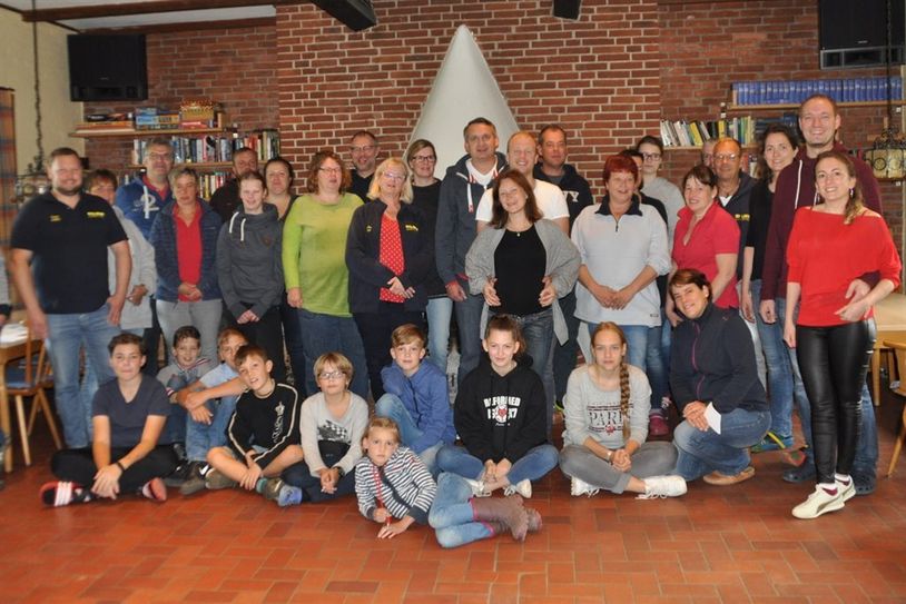 40 Mitglieder der DLRG Ortsgruppe Lilienthal genossen bei traumhaftem Wetter die Zeit in Hohenfelde.  Foto: eb