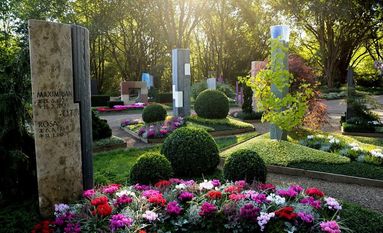 Herbststimmung auf dem Friedhof: Durch das Zusammenspiel von Licht und den sich verfärbenden Blättern entsteht eine besondere Atmosphäre. Foto: djd
