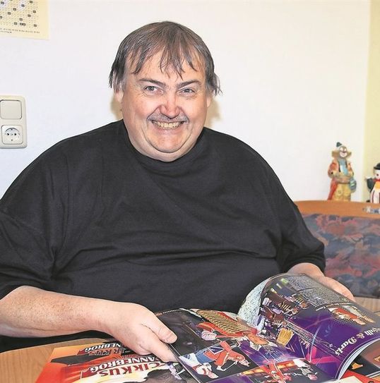 XXL-Zirkusfan Dieter Murck teilt seine Leidenschaft mit vielen weiteren Fans, ist deshalb Mitglied in der Gesellschaft der Zirkusfreunde.  Foto: ls