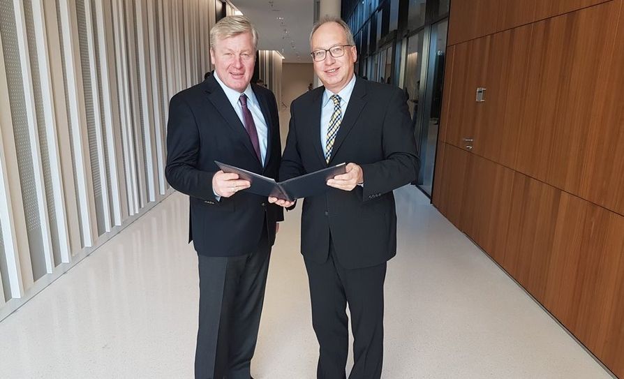 Die Arbeiten für die sog. „Entwurfsplanung“ beginnt in 2019. Dieses teilte Verkehrsminister Dr. Bernd Althusmann (links) dem hiesigen Landtagsabgeordneten Axel Miesner (rechts) mit.  Foto: eb