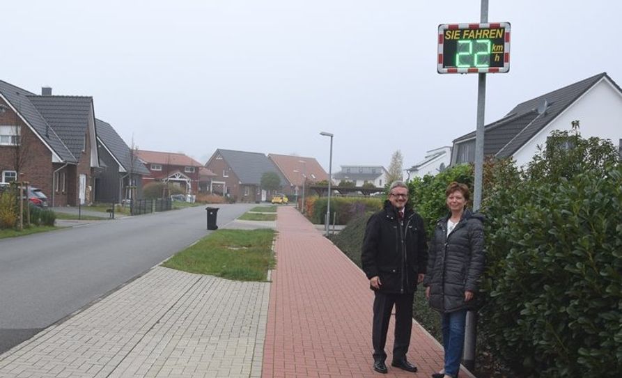 Landrat Bernd Lütjen übergibt die neue Geschwindigkeits-Anzeigetafel an Bürgermeisterin Marion Schorfmann. Foto: eb