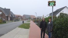 Landrat Bernd Lütjen übergibt die neue Geschwindigkeits-Anzeigetafel an Bürgermeisterin Marion Schorfmann. Foto: eb