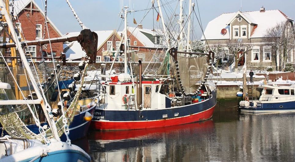 Eine wärmende Pause vom winterlichen Nordseeklima kann man zum Beispiel bei einem „Schlickdampfer“ im Badewerk machen. Foto: djd/Neuharlingersiel / Martin Stöver
