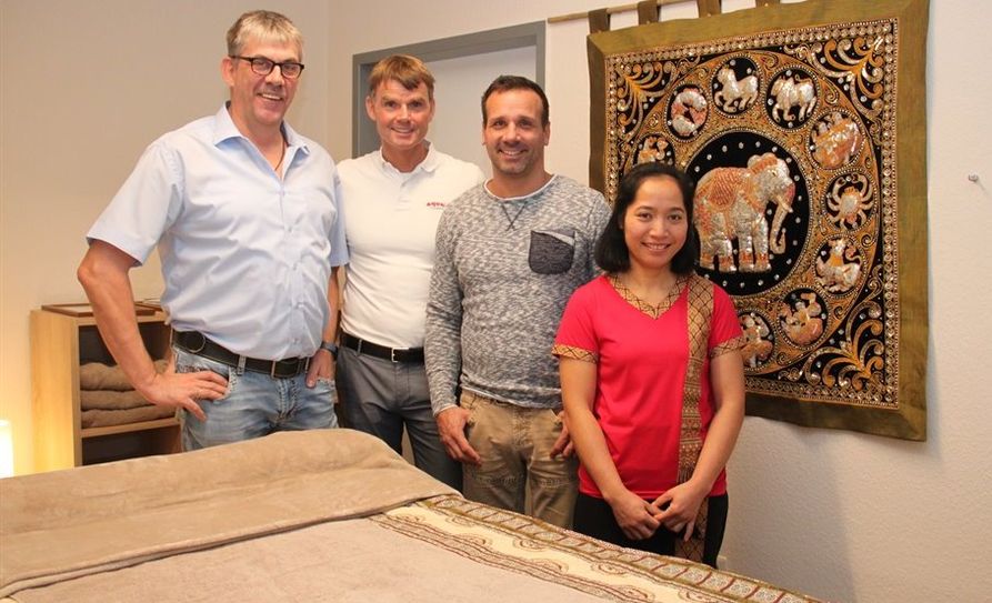Masseurin Thongphung Hägermann, Axel Meger (Studio-Leiter), Uwe Schlünz und Torsten Stelljes freuen sich auf die gemeinsame Zusammenarbeit.  Foto: eb