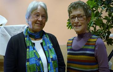 Christa Schlotthoff (l.) referierte beim Frauenfrühstück in Hipstedt über das Thema „Neid unter Frauen“. Hiltrud Oetjen bedankte sich bei der Referentin. Foto: khe