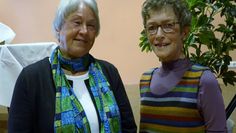 Christa Schlotthoff (l.) referierte beim Frauenfrühstück in Hipstedt über das Thema „Neid unter Frauen“. Hiltrud Oetjen bedankte sich bei der Referentin. Foto: khe