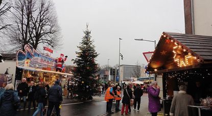 Auch der 38. Weihnachtsmarkt in Hambergen am ersten Adventswochenende war wieder gut besucht. Neben dem Rahmenprogramm gab es auch zahlreiche kulinarische Angebote.  Foto: mf