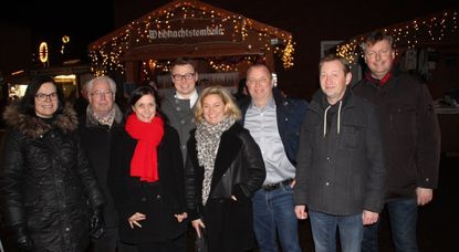Die Initiatoren vom Verein City-und Stadtmarketing sowie Vertreter des Ortsrates und der Stadtverwaltung freuen sich über die Spendenbereitschaft zahlreicher Sponsoren, die Bremervörde in einem helleren Licht erscheinen lassen.  Fotos: im