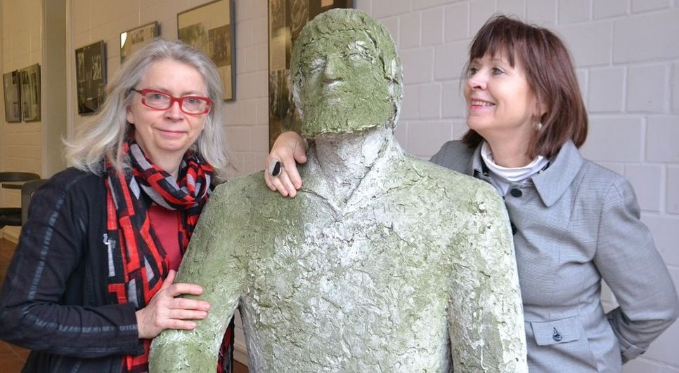 Susanne Ahner (links), Tochter der Bildhauerin Ingeborg Ahner-Siese, und Kulturamtsleiterin Antke Bornemann vor dem Modell der berühmten Skulptur „Der Maler“.  Foto: ui
