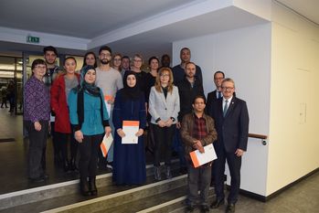 Landrat Bernd Lütjen begrüßt 19 Neubürgerinnen und Neubürger bei der Einbürgerungsfeier in Osterholz-Scharmbeck. Foto: eb