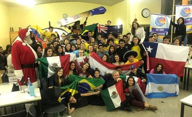 Die Aula der Berufsbildenden Schulen wurde zum internationalen Treffpunkt. Foto: eb