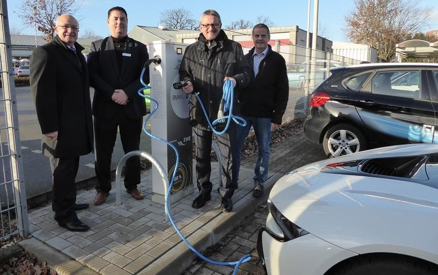 Tönjes Itgen, Peter Vorrink, Bernd Lütjen und Torsten Prieß (v.li.) nehmen die neue Ladestation in Betrieb.  Foto: hc