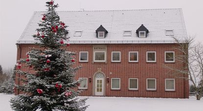 Ein hell erleuchteter Blickfang wird der große Weihnachtsbaum vorm Rathaus sein. Die Riesentanne wird wunderschön erstrahlen und ist reichlich geschmückt.  Foto: eb