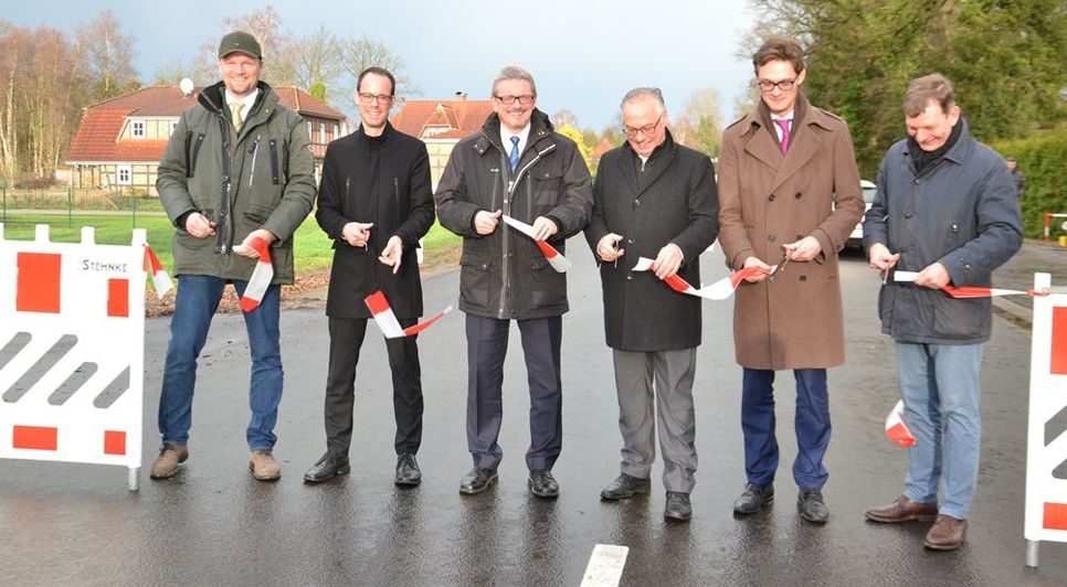 Von links: Thomas Mehrtens, Sachgebietsleiter Straßen- und Brückenbau beim Landkreis, Dominik Vinbruck (Ordnung, Bauen, Umwelt), Landrat Bernd Lütjen, Worpswedes Bürgermeister Stefan Schwenke, Lilienthals Bürgermeister Kristian Tangermann und Jan Stehnke (Stehnke Bauunternehmung) haben gerade das Band durchgeschnitten und die Straße freigegeben. Foto: ui