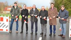 Von links: Thomas Mehrtens, Sachgebietsleiter Straßen- und Brückenbau beim Landkreis, Dominik Vinbruck (Ordnung, Bauen, Umwelt), Landrat Bernd Lütjen, Worpswedes Bürgermeister Stefan Schwenke, Lilienthals Bürgermeister Kristian Tangermann und  Jan Stehnke (Stehnke Bauunternehmung) haben gerade das Band durchgeschnitten und die Straße freigegeben.  Foto: ui