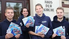 Philipp Köhn, Sonja Winterhoff, Vilja Bartschies und Jorge Topp (v.li.) präsentieren in Pullis mit dem MOIN!-Logo das neue Veranstaltungsheft des Kirchenkreises.  Foto Roland Hofer