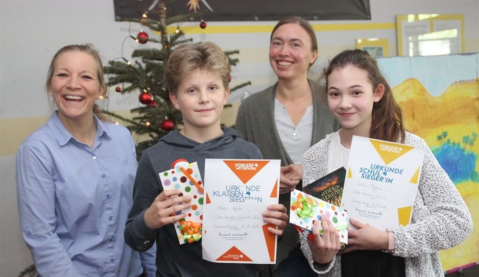 Celine Pankow von der 6A an der Oste-Hamme-Schule konnte sich als Siegerin im Vorlesewettbewerb feiern lassen. Mit dem zweitplatzierten Moritz Müller lieferte sie sich vor ab ein spannendes Kopf-an-Kopf-Rennen. Zu den Gratulanten zählten Ariane Simon (l.) vom Förderverein und ihre Deutschlehrerin Rebekka Wesselhöft (2.v.r.).  Foto: im