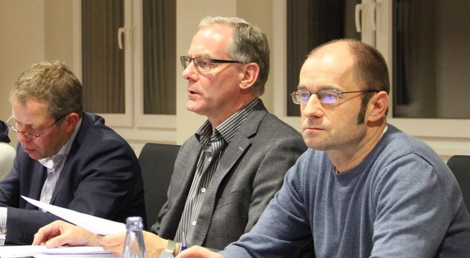 Samtgemeindebürgermeister Gerhard Kahrs (Mitte) informierte die Mitglieder des Bauausschusses über weitere Verzögerungen beim Neubau der Oste-Brücke. Noch immer seien die erforderlichen Stahlträger nicht geliefert worden. Montiert werden sollen sie nun erst am 8. und 9. Januar des kommenden Jahres.   Foto: ue