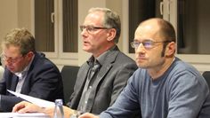 Samtgemeindebürgermeister Gerhard Kahrs (Mitte) informierte die Mitglieder des Bauausschusses über weitere Verzögerungen beim Neubau der Oste-Brücke. Noch immer seien die erforderlichen Stahlträger nicht geliefert worden. Montiert werden sollen sie nun erst am 8. und 9. Januar des kommenden Jahres.   Foto: ue