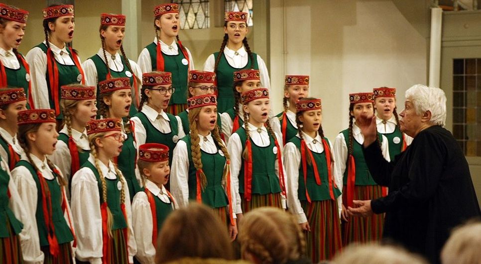 Die Lucia-Sängerinnen schritten zu Beginn des Konzerts das Licht bringend in die Kirche ein. Foto: ek