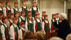 Die Lucia-Sängerinnen schritten zu Beginn des Konzerts das Licht bringend in die Kirche ein. Foto: ek