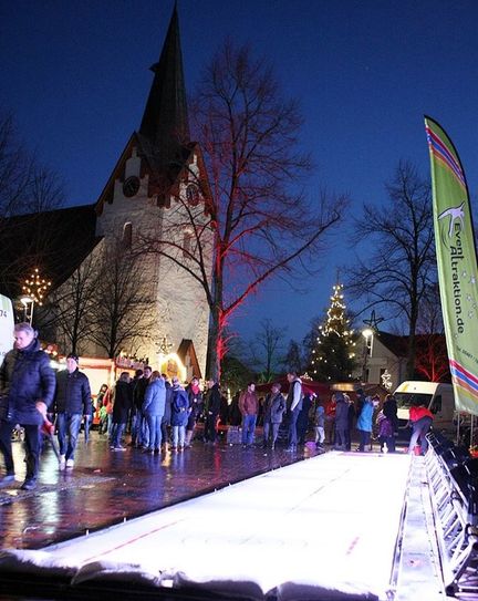 Waffeln für Maurice: Am Stand der Kindertagesstätte Sandhausen wurden die Kinder verwöhnt – bestimmt auch die Eltern. Foto:ek
„Wer eine Krippe im Haus hat, dem wird es im nächsten Jahr an nichts mangeln.“ In der St.-Willehadi-Kirche wurden etliche Modelle gezeigt, die nur diese eine berühmte Szene von vor 2018 Jahren wiedergaben. Foto: ek
Im Elfenpostamt konnten noch Wunschzettel gedichtet werden. Foto: ek
Tannenbäume und Glühweinbuden – das ist das Herz des Weihnachtsmarktes. Foto: ek
Im Zelt war jeder Verkäufer wieder an seinem angestammten Platz. Auch das DRK verkaufte die selbstgestrickten Socken und Topflappen und bestickten Taschentücher an die Leute. Foto: ek