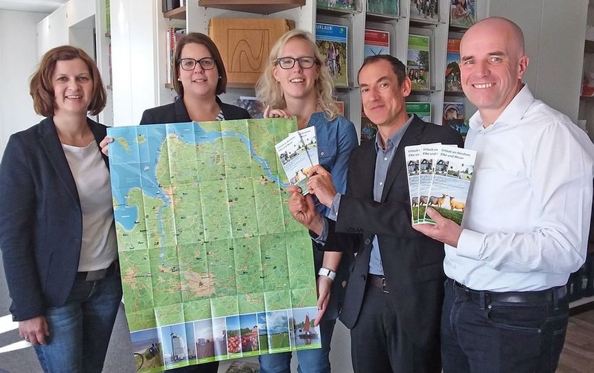 Die Geschäftsführer der Kooperationsregion Nordsee-Elbe-Weser präsentieren die neue Freizeitkarte.  Foto: eb