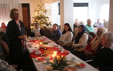 Bürgermeisterin Susanne Geils begrüßte alle Gäste beim Adventskaffee der AWO in Ritterhude.  Foto: eb