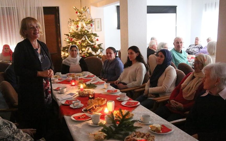 Bürgermeisterin Susanne Geils begrüßte alle Gäste beim Adventskaffee der AWO in Ritterhude.  Foto: eb