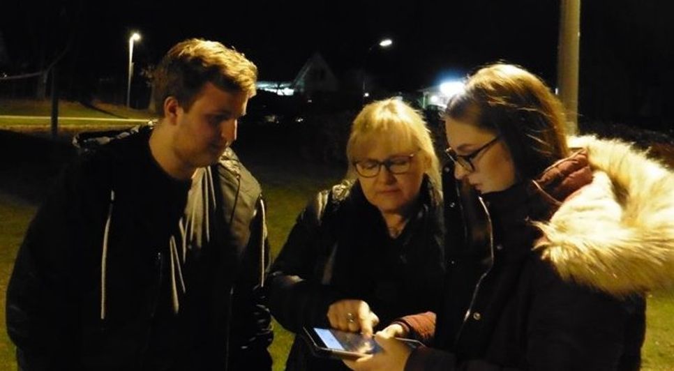 Robin Naumann, Bufdi der Flüchtlingshilfe (li.) und Julia Hostrup, Bufdi beim Jugendhaus Pumpelberg (re.), erkunden gemeinsam mit Annette Otto von der VHS die neue interaktive Tour.  Foto: mf
