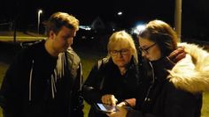 Robin Naumann, Bufdi der Flüchtlingshilfe (li.) und Julia Hostrup, Bufdi beim Jugendhaus Pumpelberg (re.), erkunden gemeinsam mit Annette Otto von der VHS die neue interaktive Tour.  Foto: mf