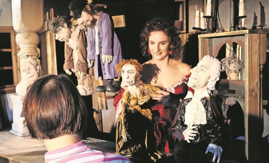 Schauspielerin Virginia Maatz (re.) spielt mit den kunstvoll gestalteten Vampirpuppen aus dem Stück „Die furchtlosen Vampirkiller“ auf Gut Sandbeck.  Foto: ek
