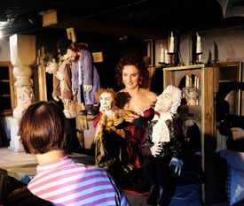 Schauspielerin Virginia Maatz (re.) spielt mit den kunstvoll gestalteten Vampirpuppen aus dem Stück „Die furchtlosen Vampirkiller“ auf Gut Sandbeck. Foto: ek