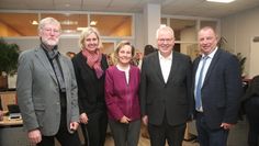 Architekt Lothar Tabery, die Verlegerfamilie Kalski mit Anja, Irmgard und Wilfried Kalski sowie Bürgermeister Detlev Fischer freuen sich über das e neue Erscheinungsbild des Anzeigers. Foto: mk