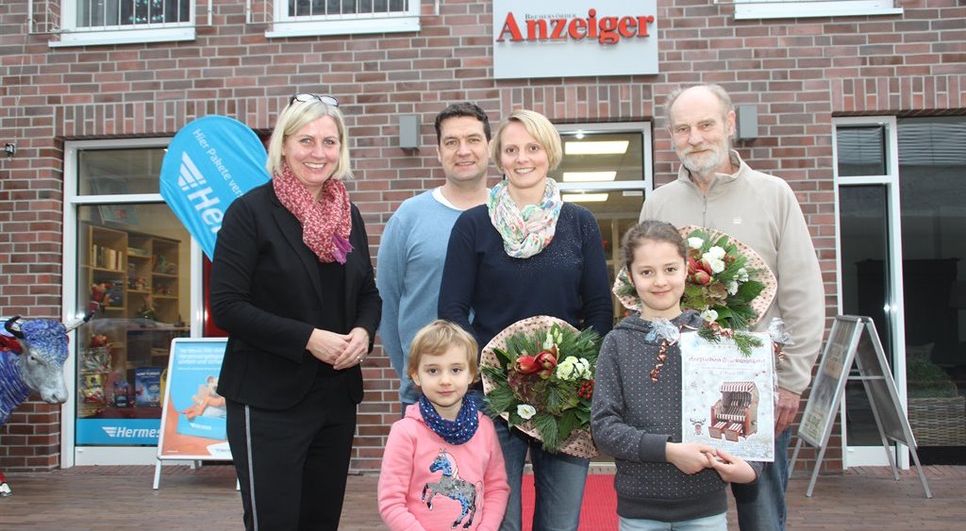 Verlegerin Anja Kalski mit den glücklichen Gewinnern Nils und Friederike Schwarz mit ihren Töchtern Hanna und Larissa aus Iselersheim sowie Helmut Monsees aus Hipstedt.  Foto: im