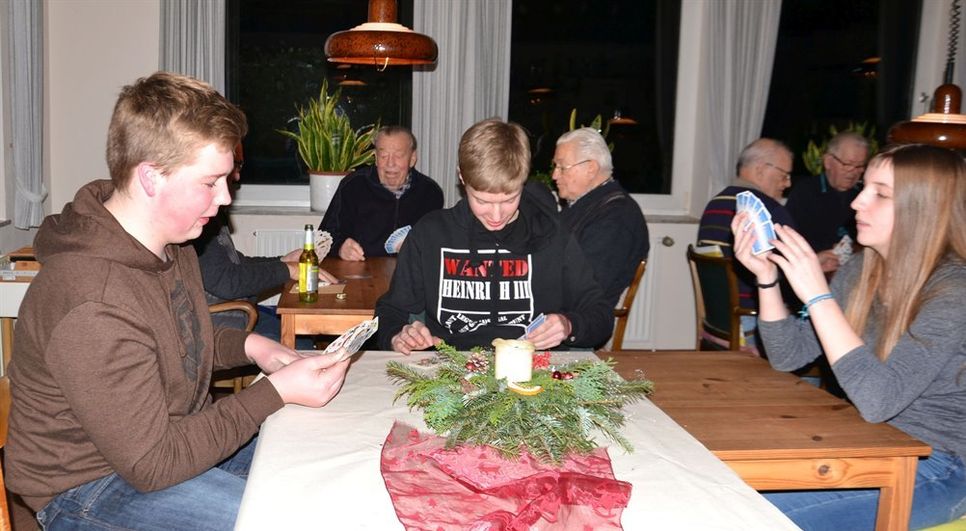 Jeden Donnerstag spielen die Adolphsdorfer in der Schützenhalle Skat. Die Organisatoren hoffen, dass zum Preisskat in diesem Jahr über hundert Teilnehmer kommen werden.  Foto: ui