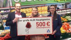Andreas Jagoda (Regionalverkaufsleiter) und Claudia Gattkowski (re.) mit Hauptgewinnerin Christine Hölbe-Sprot (Mitte).  Foto: eb
