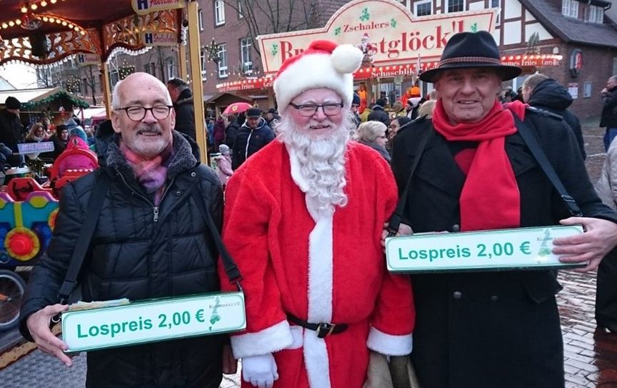 Die beiden Losverkäufer nutzten die Gelegenheit, sich einmal im Leben mit dem Weihnachtsmann ablichten zu lassen. Foto: eb