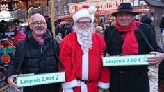 Die beiden Losverkäufer nutzten die Gelegenheit, sich einmal im Leben mit dem Weihnachtsmann ablichten zu lassen.  Foto: eb