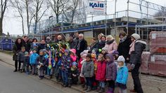 „Wir feiern heut‘ ein Fest.“ Das Richtfest für den Krippenanbau wurde mit einem selbst gebastelten Richtkranz gefeiert.  Foto: khe