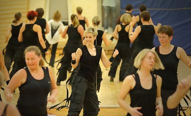 Fitness-Dance ist eine Mischung aus Fitness, Aerobic und Tanz. Foto: eb