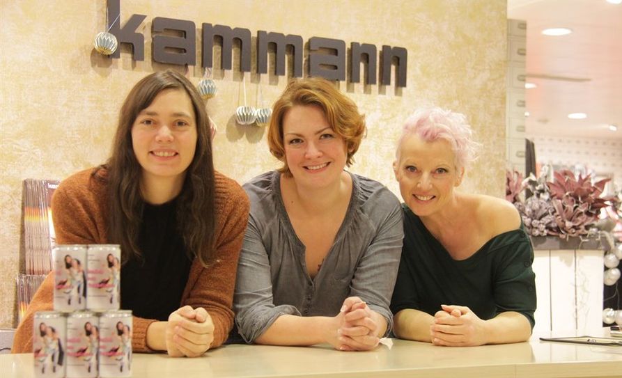 Steff Heinken, Tina Härtel und Alica Kammann (v.re.n.li.) freuen sich schon auf den 30. März, wenn „Ziemliche beste Freundinnen“ erstmals in Osterholz-Scharmbeck zu sehen ist - und auf das eine oder andere Gläschen Prosecco natürlich.  Foto: jm