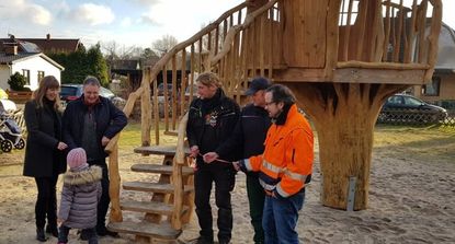 Auf dem Spielplatz am Hermann-Löns-Weg wurde ein neues Spielhaus erbaut.  Foto: eb