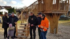 Auf dem Spielplatz am Hermann-Löns-Weg wurde ein neues Spielhaus erbaut.  Foto: eb