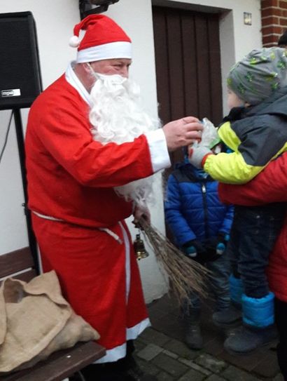 Der Weihnachtsmann brachte den Kindern eine Kleinigkeit mit.  Foto: eb
