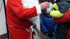 Der Weihnachtsmann brachte den Kindern eine Kleinigkeit mit.  Foto: eb